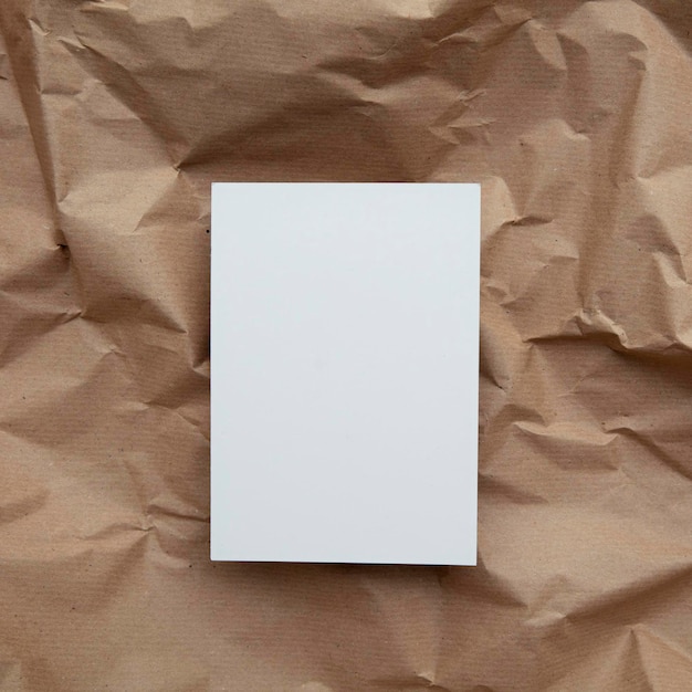 Modelo de carta de convite branco em branco simulado em papel pardo amassado