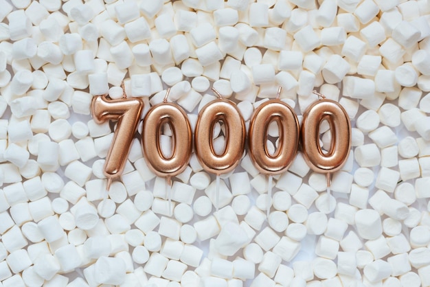 Foto modelo de cartão de 70000 seguidores para blogs de redes sociais fundo com marshmallows brancos