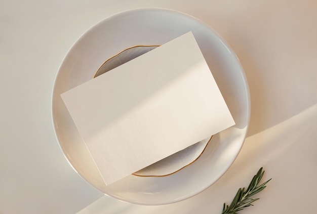 Modelo de cartão de papel em papel em branco de estilo minimalista na placa luz natural