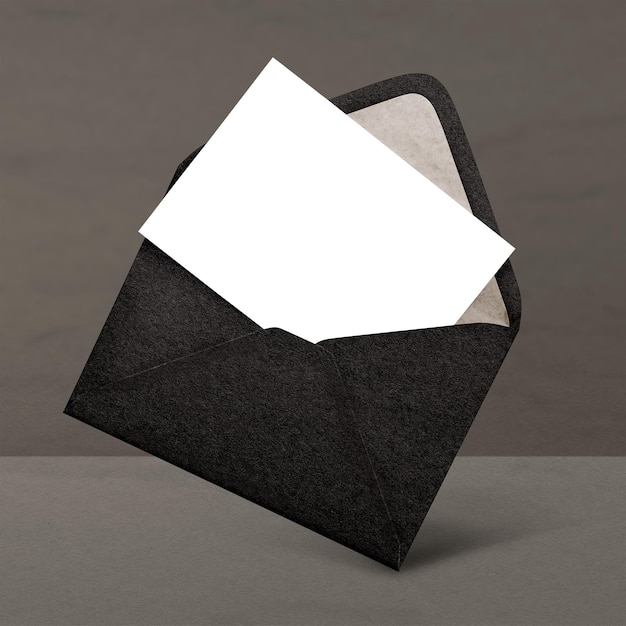 Modelo de cartão de papel Png em envelope preto