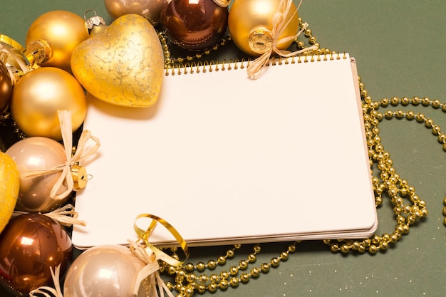Modelo de cartão de saudação com ornamentos de Natal