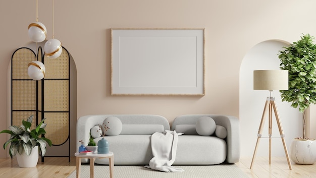 Modelo de cartaz com quadro vertical em parede branca vazia no interior da sala de estar com sofá cinza