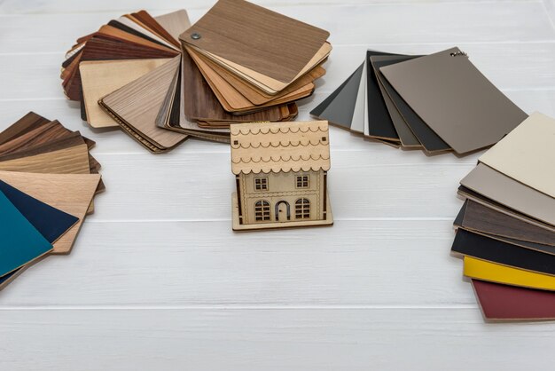 Foto modelo de casa com amostradores de madeira para decoração e projeto