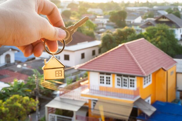 Foto modelo de casa e chave no agente corretor de seguros em casa