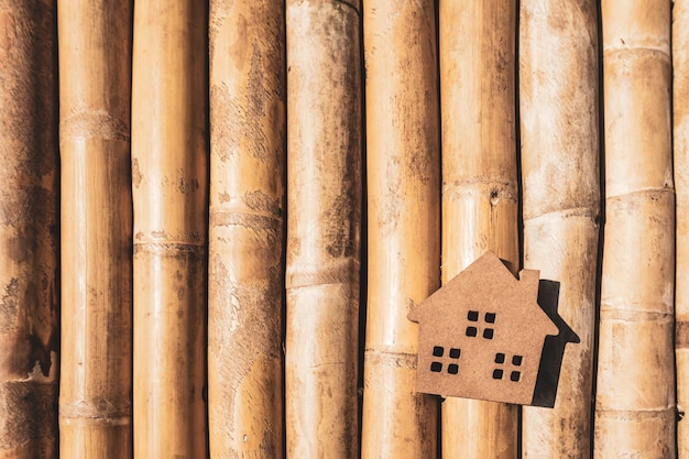 Modelo de casa na mesa de madeira, um símbolo para construção