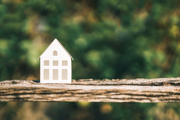 Modelo de casa na mesa de madeira.