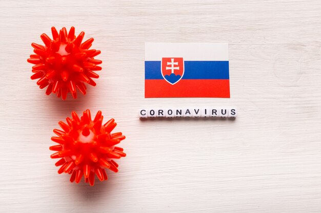 Modelo de cepa de vírus abstrato do coronavírus da síndrome respiratória 2019-nCoV do Oriente Médio ou coronavírus COVID-19 com texto e bandeira Eslováquia em fundo branco.