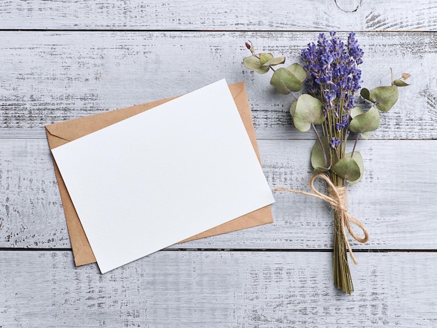 Modelo de convite ou cartão de saudação com flores