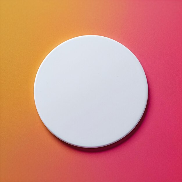 Foto modelo de crachá de botão branco em fundo de cor vívida isolado