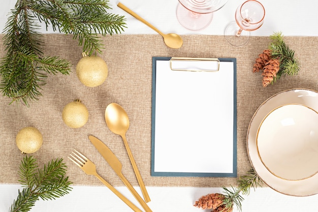 Modelo de decoração de mesa de natal com cartão de convite de convidado