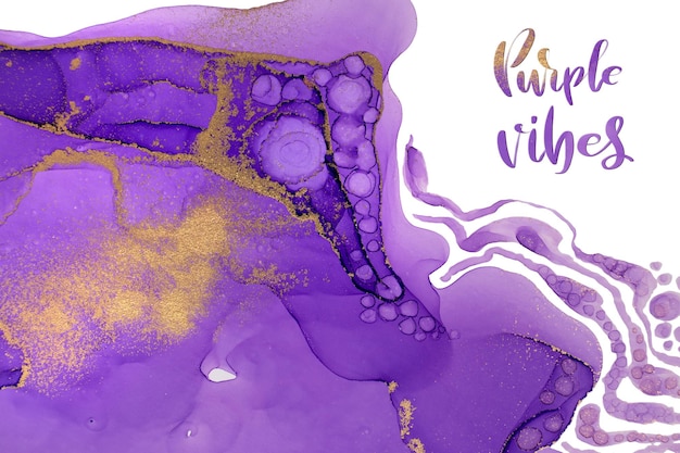Modelo de design de arte de fluxos de tinta violeta e dourada com copyspace