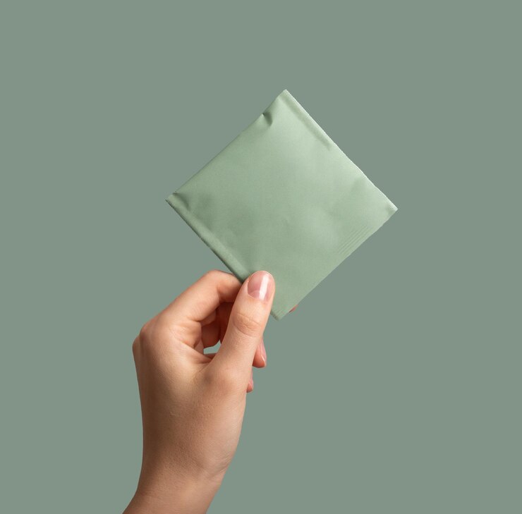 Foto modelo de embalagem de saco de chá modelo de saco de chá verde na mão