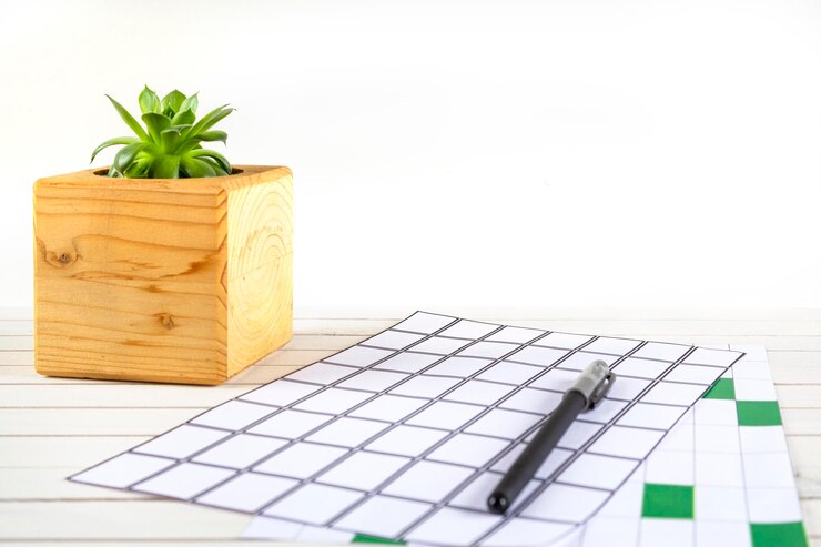 Foto modelo de espaço de trabalho de escritório em casa com planta de caneta de caderno em vaso de madeira e acessórios em branco
