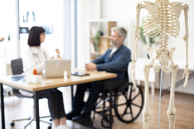 Foto modelo de esqueleto no consultório médico durante o check-up do paciente