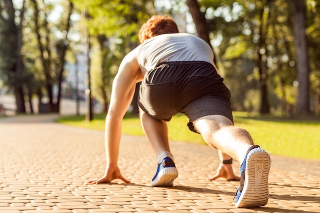 Modelo de fitness em exercício crossfit ao ar livre