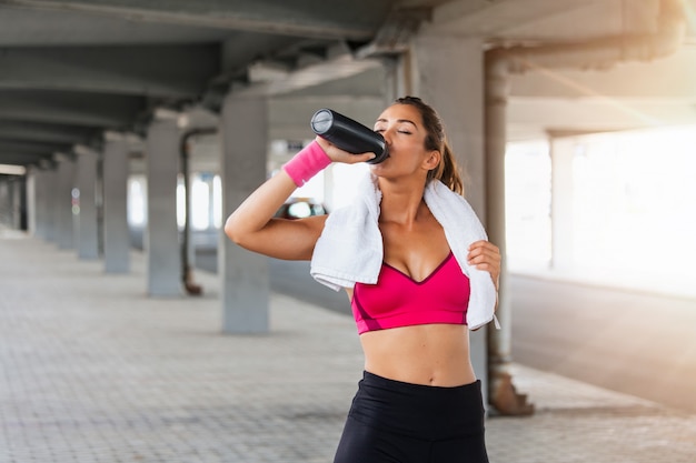 Modelo de fitness malhando na rua