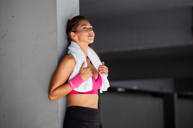 Modelo de fitness malhando na rua