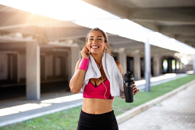 Foto modelo de fitness malhando