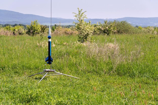 Modelo de foguete se prepara para lançamento de decolagem dia ensolarado de verão