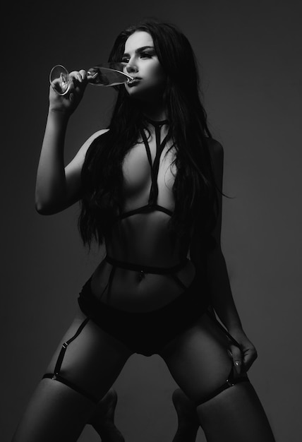 Foto modelo de garota sexy de lingerie na escuridão feminina em biquíni sexy escravidão de lingerie sexy e conceito bdsm co