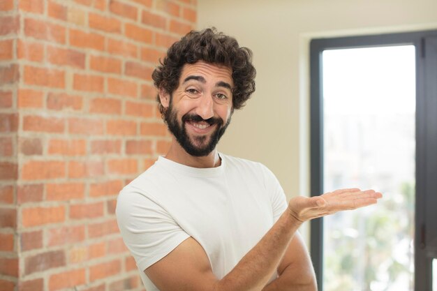 modelo de homem com espaço de cópia no interior de uma casa