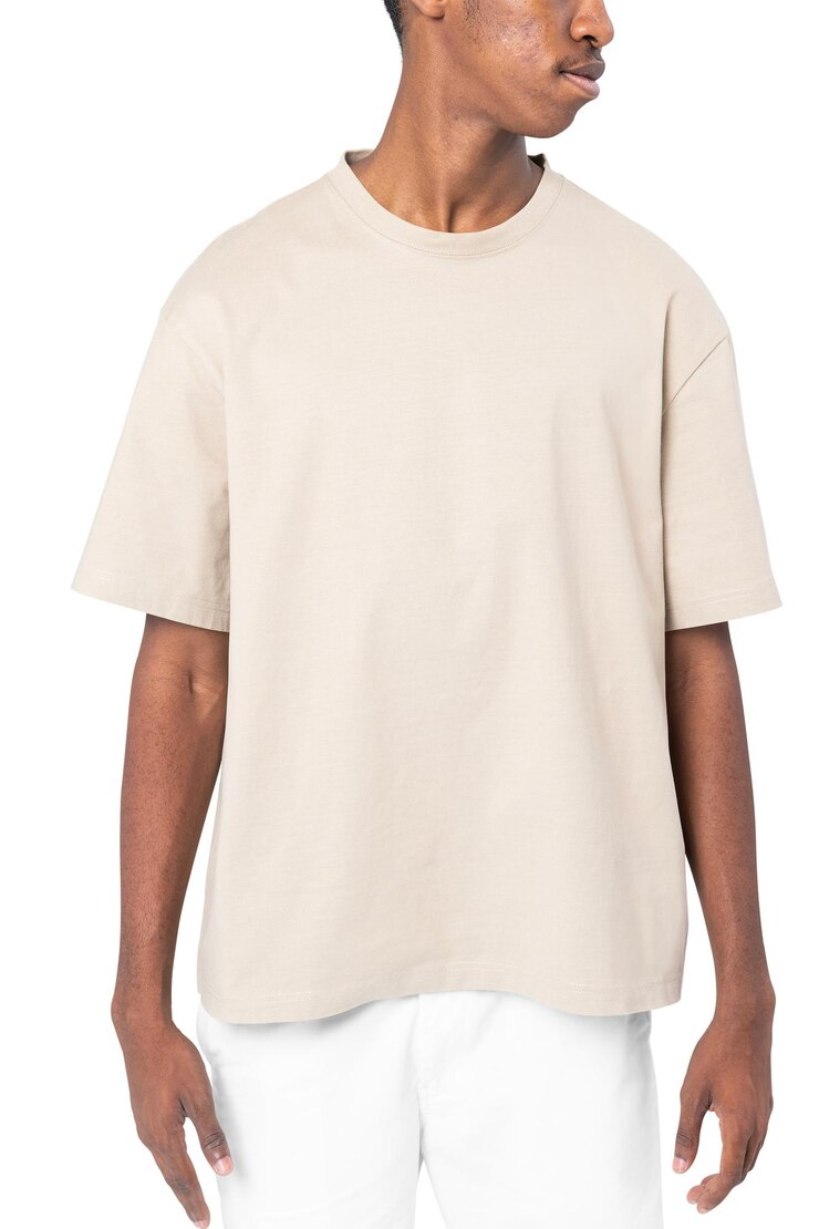 Foto modelo de homem png em camisa bege com fundo transparente