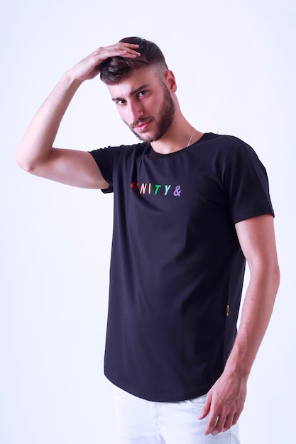 Foto modelo de homem vestindo uma camiseta