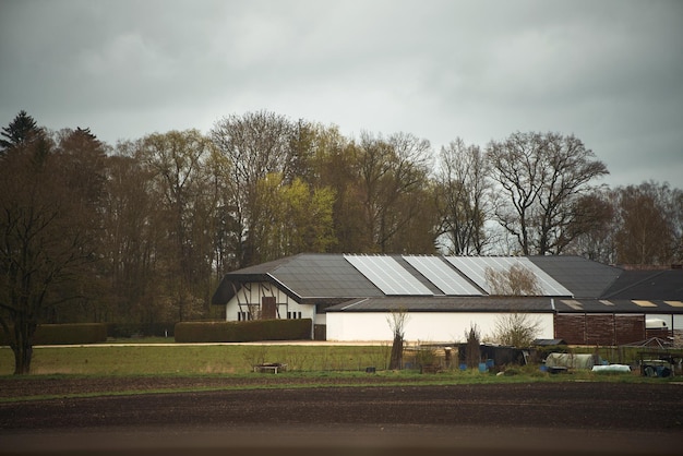 Modelo de imagem de banner para a empresa de telhado solar Painéis solares e telhados solares Conceito de futuro sustentável