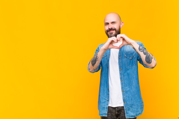 Modelo de jovem careca expressando um conceito