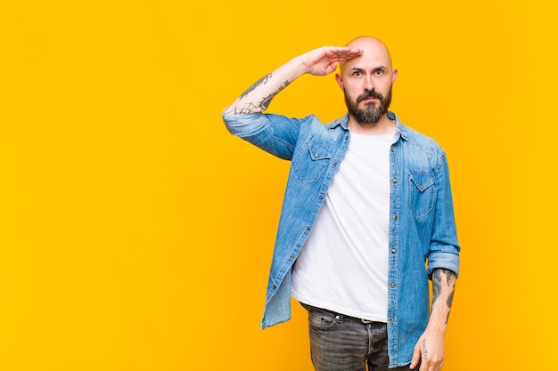 modelo de jovem careca expressando um conceito