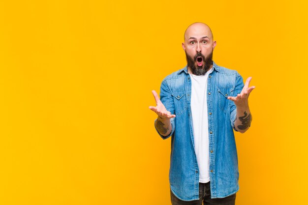 modelo de jovem careca expressando um conceito