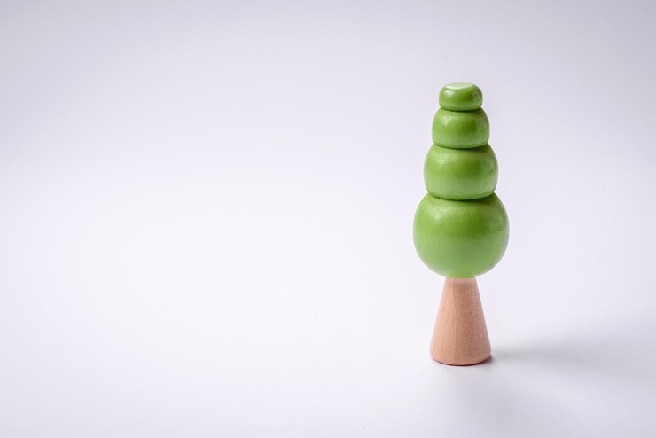 Foto modelo de madeira de uma árvore com uma coroa e um tronco verdes sobre um fundo branco