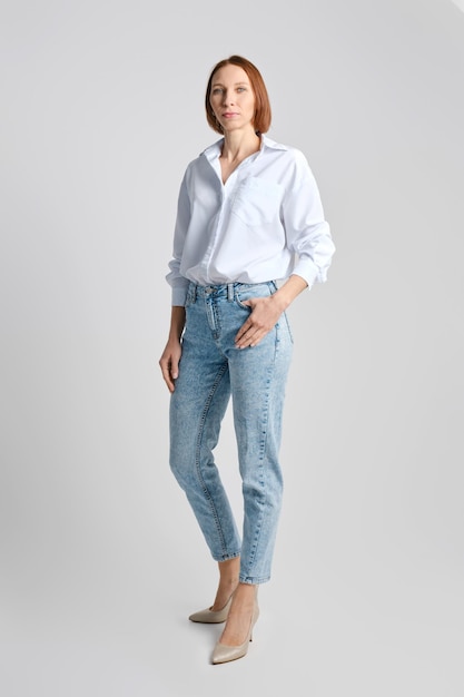 Modelo de meia-idade vestindo jeans e camisa casual