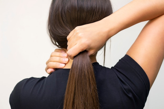 Modelo de menina bonita com cabelo comprido liso castanho brilhante. produtos para o cabelo