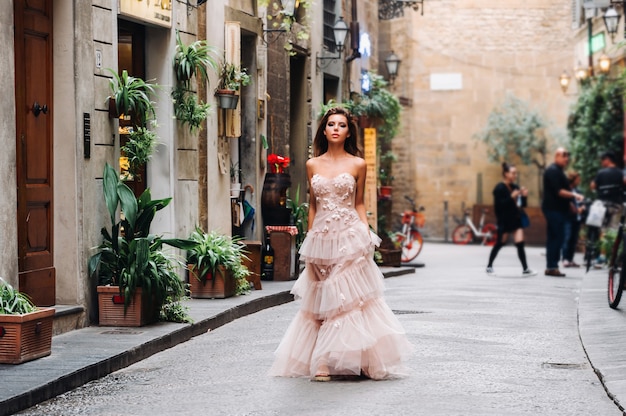 Modelo de menina bonita em vestido de noiva rosa fotografado em Florença, sessão de fotos em Florença noiva.