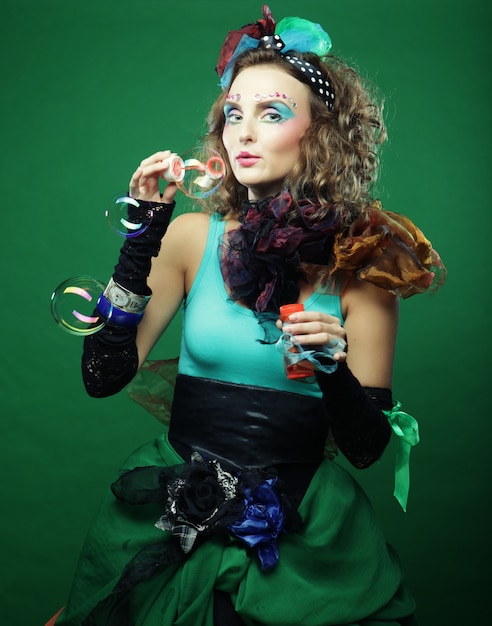 Modelo de moda com maquiagem criativa