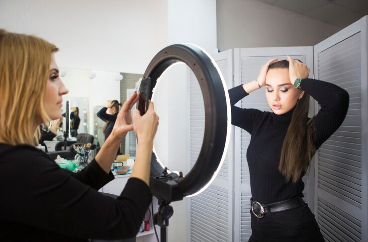 Foto modelo de moda durante as filmagens no estúdio