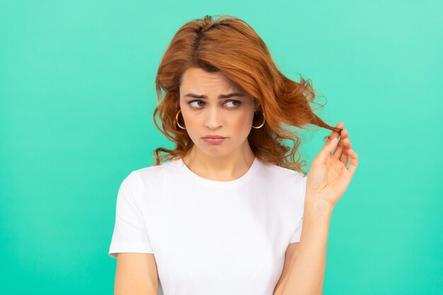 Modelo de moda feminino chateado parece bonito de retrato de jovem ruiva