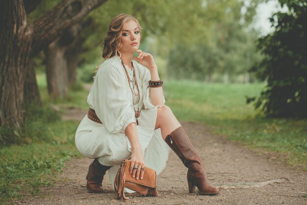 Foto modelo de moda mulher loira adorável em vestido de estilo boêmio posando ao ar livre