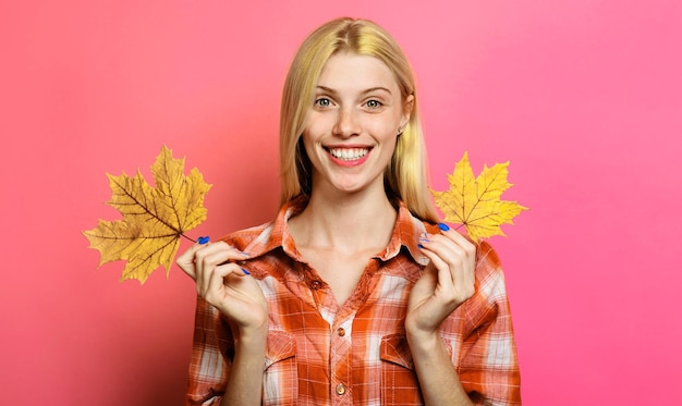 Modelo de moda outono menina sorridente em camisa xadrez com folhas de outono humor outonal vendas de outono