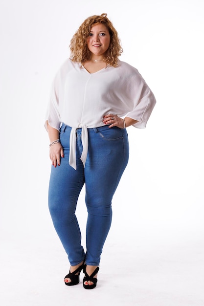 Modelo de moda plus size mulher gorda em roupas jeans e camisa branca sobre  fundo branco corpo feminino com sobrepeso