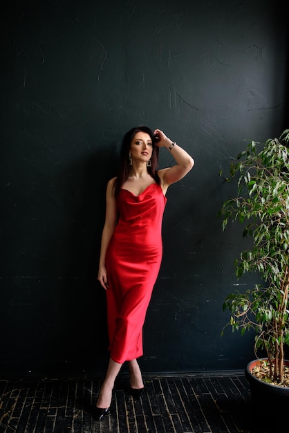 Modelo de moda vestido vermelho mulher elegante em vestido de beleza elegante