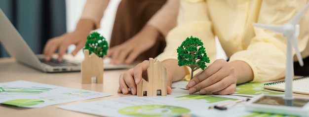 Modelo de moinho de vento colocado durante a apresentação do delineamento do negócio verde