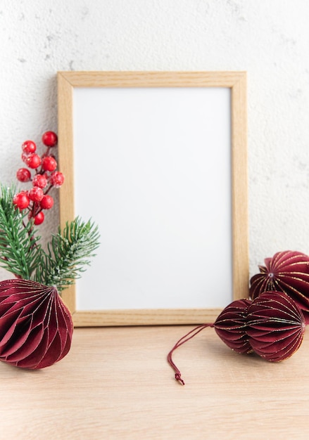 Foto modelo de moldura de madeira branca com decorações de natal na moldura de mesa de madeira para citações