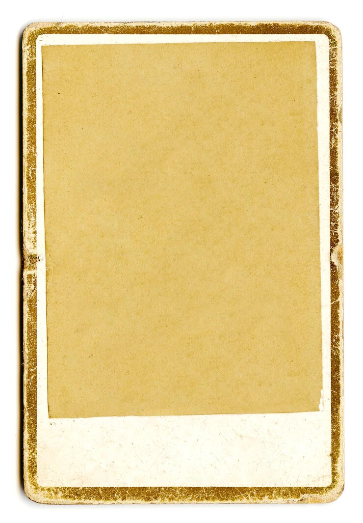 Foto modelo de moldura de papelão antigo isolado no fundo branco fotografia envelhecida mock up
