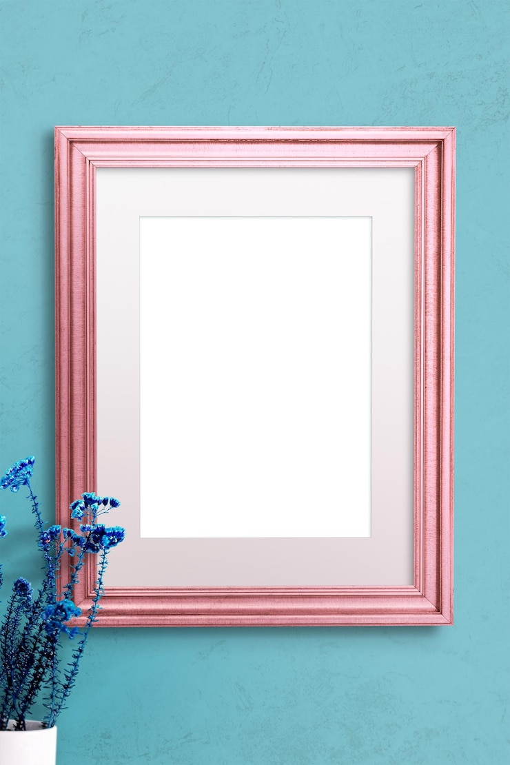 Foto modelo de moldura rosa por uma parede azul