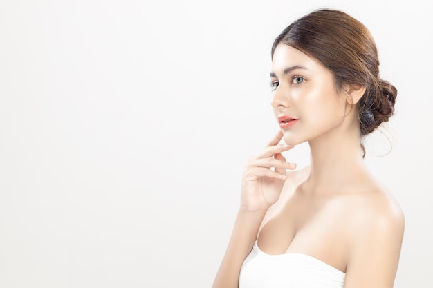 Modelo de mulher bonita com pele fresca limpa Cuidados faciais Tratamento facial beleza e spa