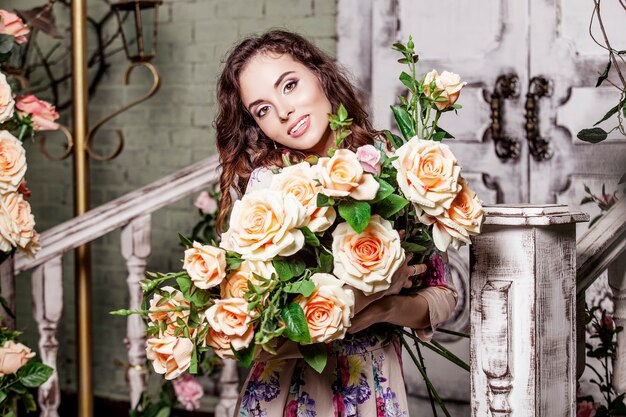 Modelo de mulher bonita nas cores das rosas no jardim com uma bela reforma