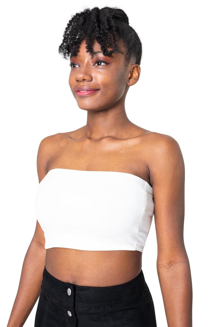 Foto modelo de mulher png em bandeau branco com espaço de design