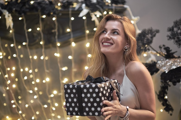 Modelo de mulher sexy de meia-idade com uma taça de champanhe em uma senhora moderna confiante em uma festa noturna